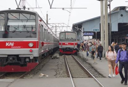 Efisien dan Terjangkau, Commuter Line Jadi Transportasi Terfavorit Masyarakat saat Libur Lebaran - Periode Masa Angleb 21 Maret - 1 April telah melayani 11,3 Juta Pengguna