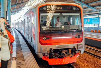 KAI Commuter Bersama INKA Operasikan Dua Rangkaian KRL Baru Pada Lintas Bogor