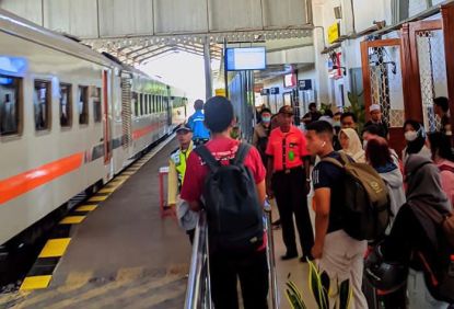 Commuter Line Surabaya Layani 591 Ribu Lebih Pengguna Pada Hari Ke-6 Masa Nataru 2024-2025 - KAI Commuter Wilayah 8 Surabaya Antisipasi Penumpang Musiman Pada Hari Libur Natal