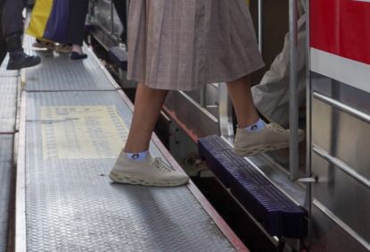 Upaya KAI Commuter Tingkatkan Keselamatan Pengguna, Lakukan Uji Coba Pasang &quot;Foot Step&quot; Pada Rangkaian Commuter Line
