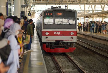 Untuk Keselamatan dan Kenyamanan, KAI Commuter Tegas Larang Masyarakat Beraktivitas Di Jalur Rel dan Stasiun Selain Untuk Operasional KA