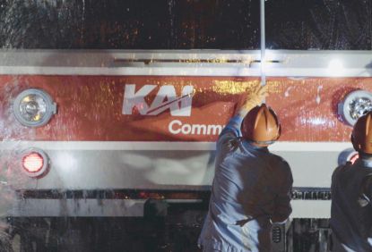 KRL Juga Masuk Salon, Begini Proses Pencucian KRL Setiap Harinya KAI Commuter menggunakan bahan chemical yang aman dan ramah lingkungan