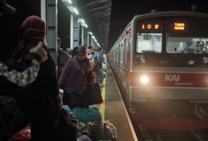Hampir 24 Jam Layanan Commuter Line Jabodetabek Setiap Harinya dan 1.063 Jadwal Perjalanan di Seluruh Lintas KAI Commuter Imbau Pengguna Jaga Kertertiban Saat Menunggu Jadwal Perjalanan Pertama di Stasiun