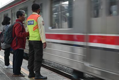 Menjelang Misa Agung Paus Fransiskus KAI Commuter Beri Perhatian untuk Kelancaran Arus Penumpang ke Lokasi Misa  Kerahkan personel keamanan lebih banyak di beberapa stasiun